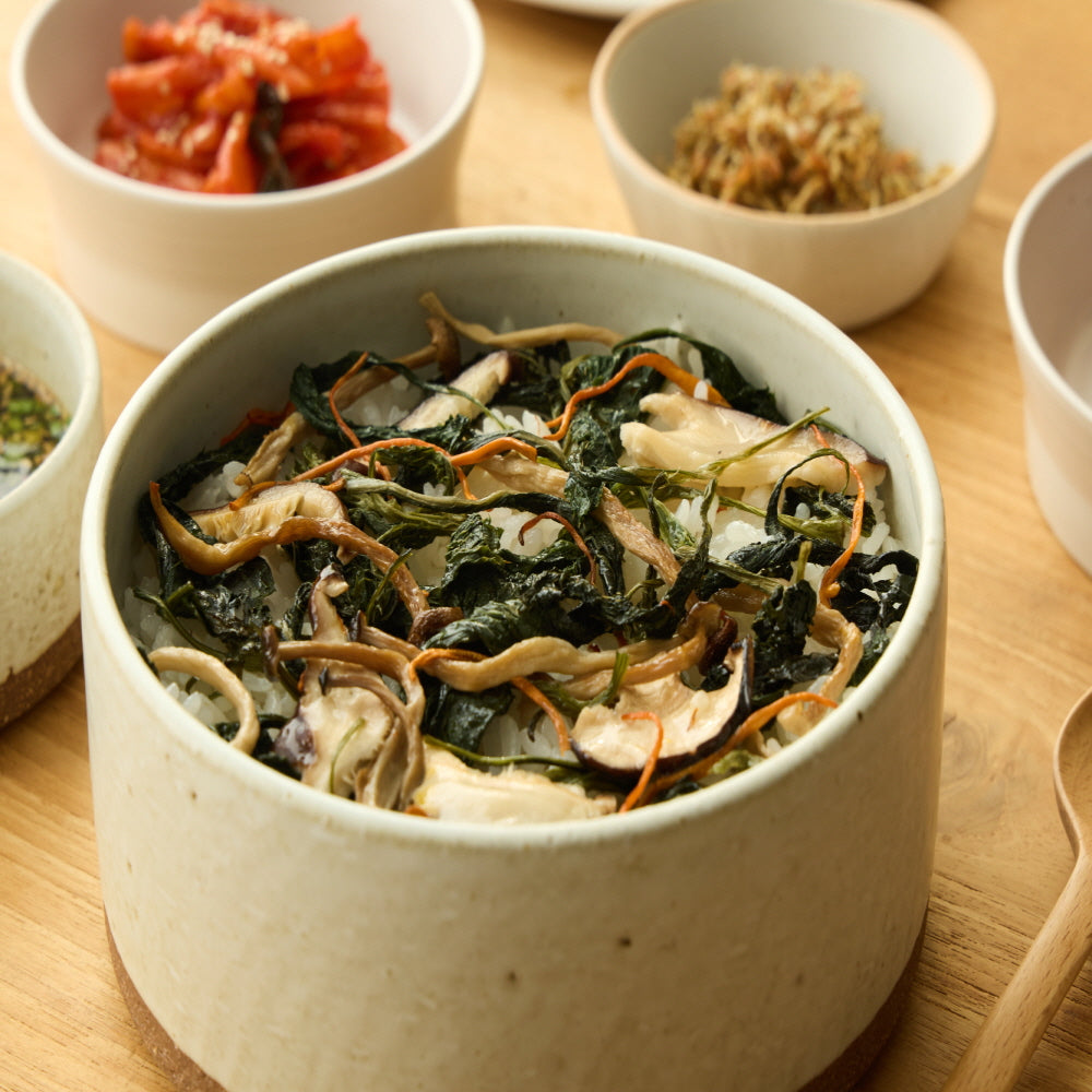 열두달 - 부지깽이 나물에 비벼밥 (10.5g, 1-2인분)<br>유통기한 : 2025년 8월 16일