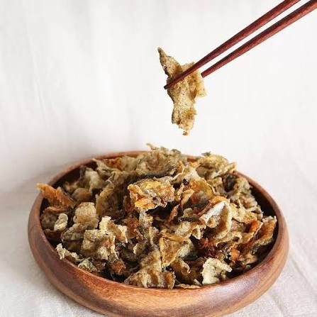 Namul-chaeneun Gom - Fried Pollack Skin 130g
Expiration Date: December 15, 2027