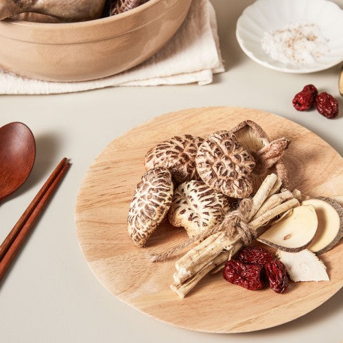 100g of oak log-grown White Shiitake mushrooms, ingredients for Baeksook (chicken soup).