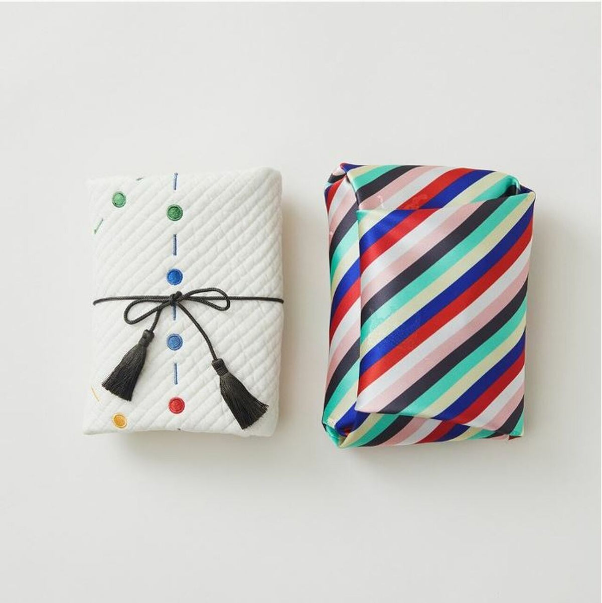 HOHODANG Colorful Korean Traditional Board Game (Yutnori) Set (Gift wrapped with Saekdong Cloth)
