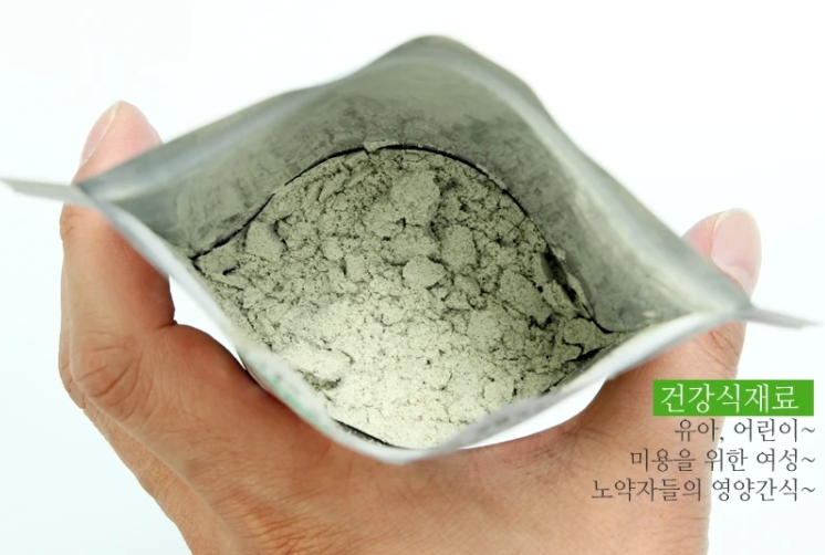 Seoul Mills presents the Freeze-Dried Korean Black Soybean Powder 65g.